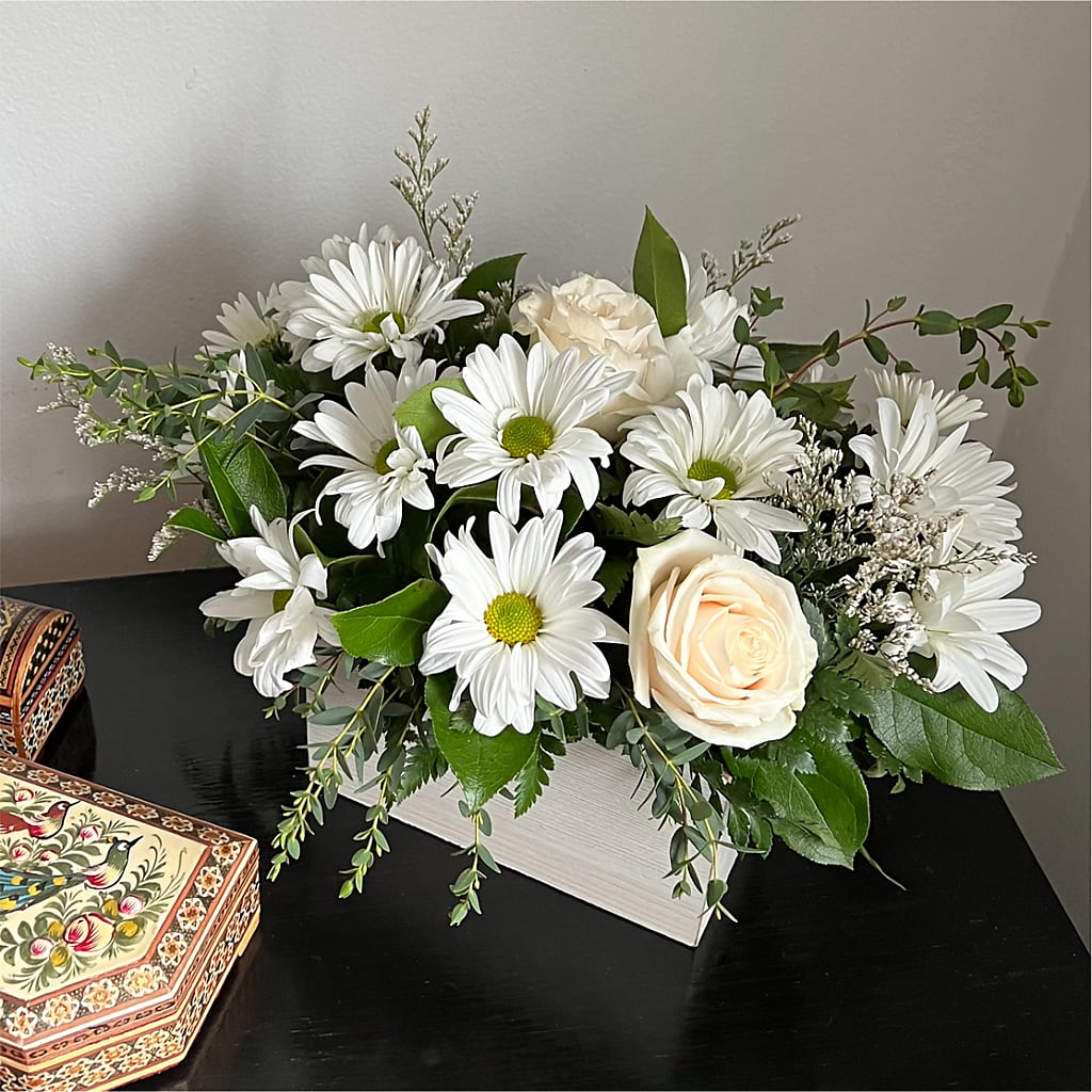 Fresh Linen Box Bouquet – DESIGNER'S TOUCH FLORIST & GIFT SHOP LLC, West Union SC